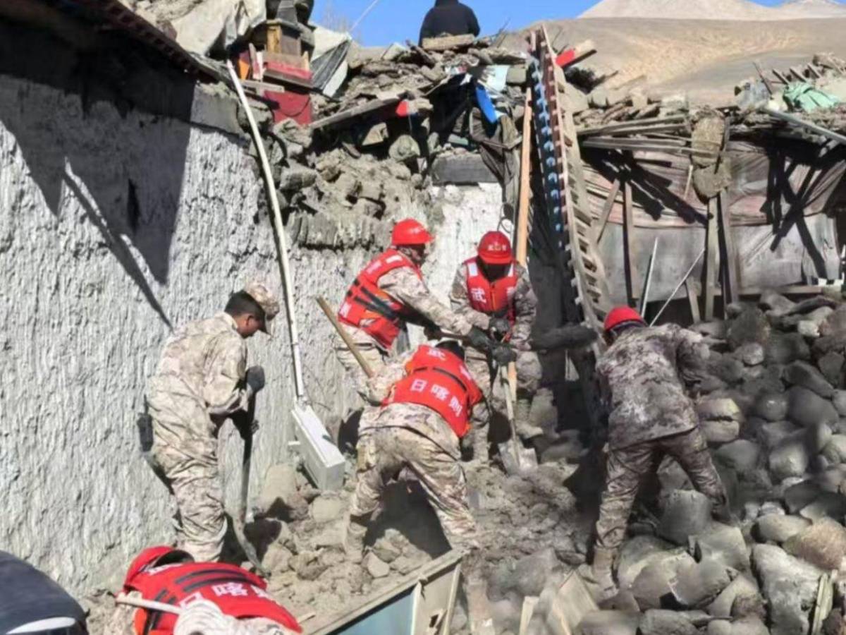 Muertos, derrumbes y búsqueda de cuerpos: caos tras terremoto en China