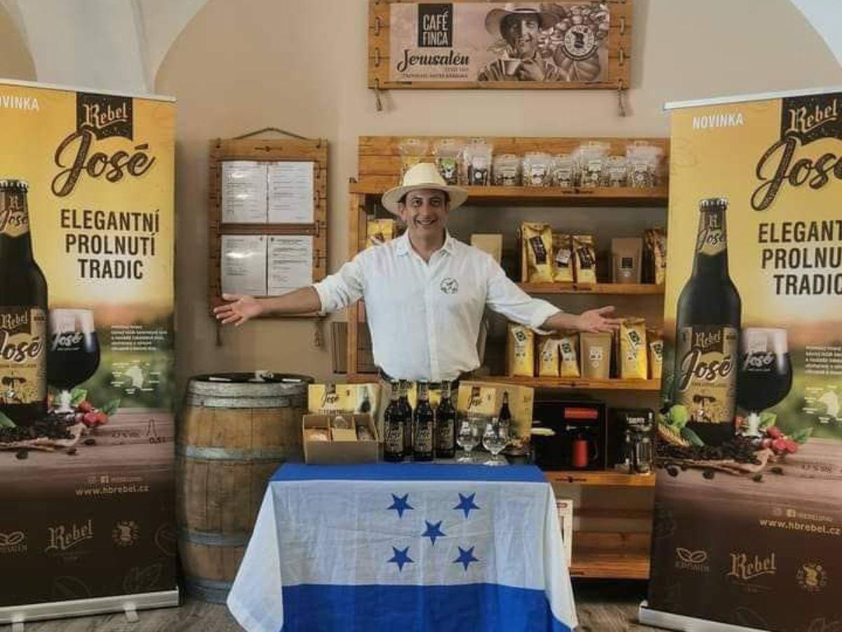 José Cuellar, emprendedor que creó cerveza a base de café en República Checa.