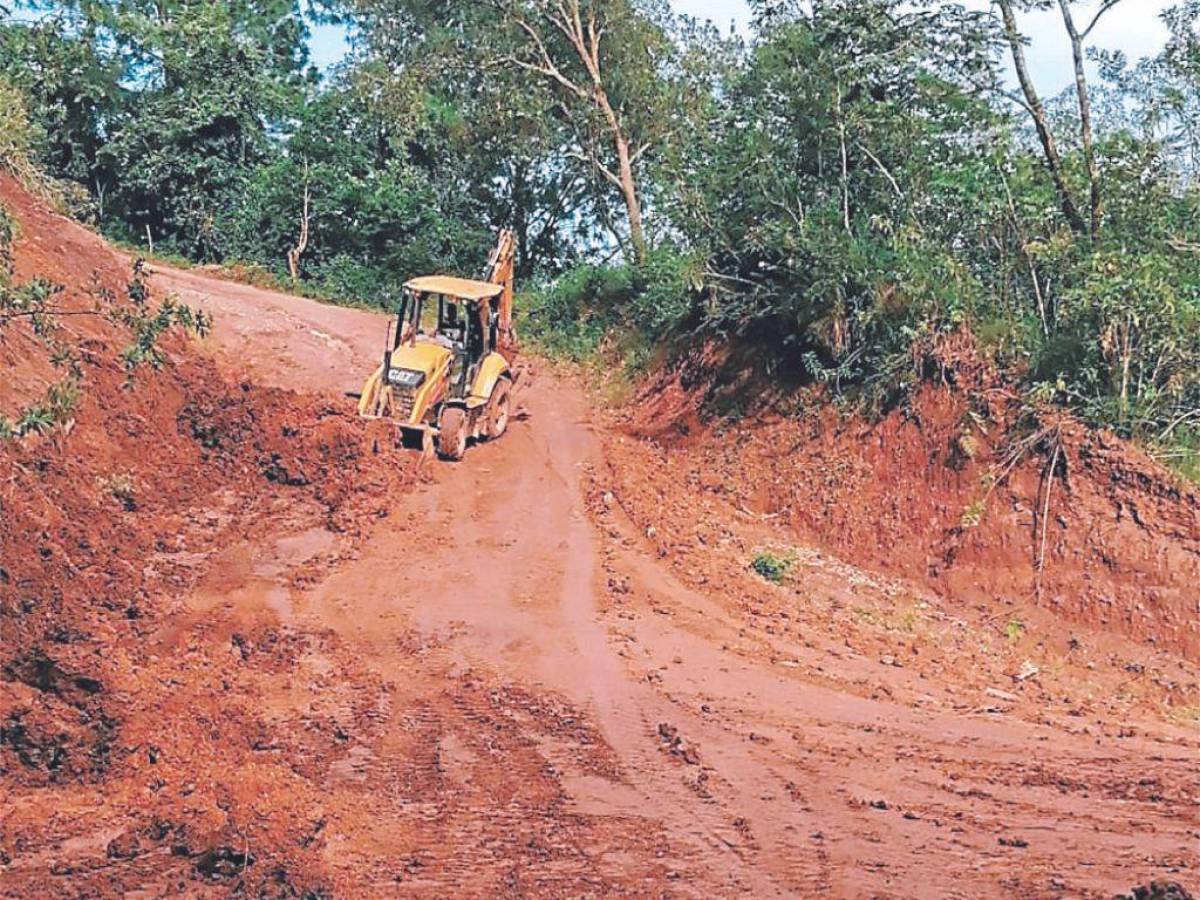 Con sus propios recursos, la alcaldía de Ilama, Santa Bárbara, repara puntos carreteros dañados.