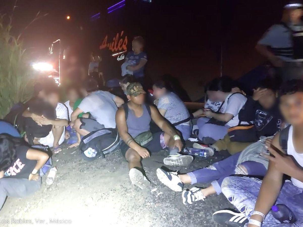 Rescatan a migrantes hondureños tras fuerte accidente vial en Veracruz, México