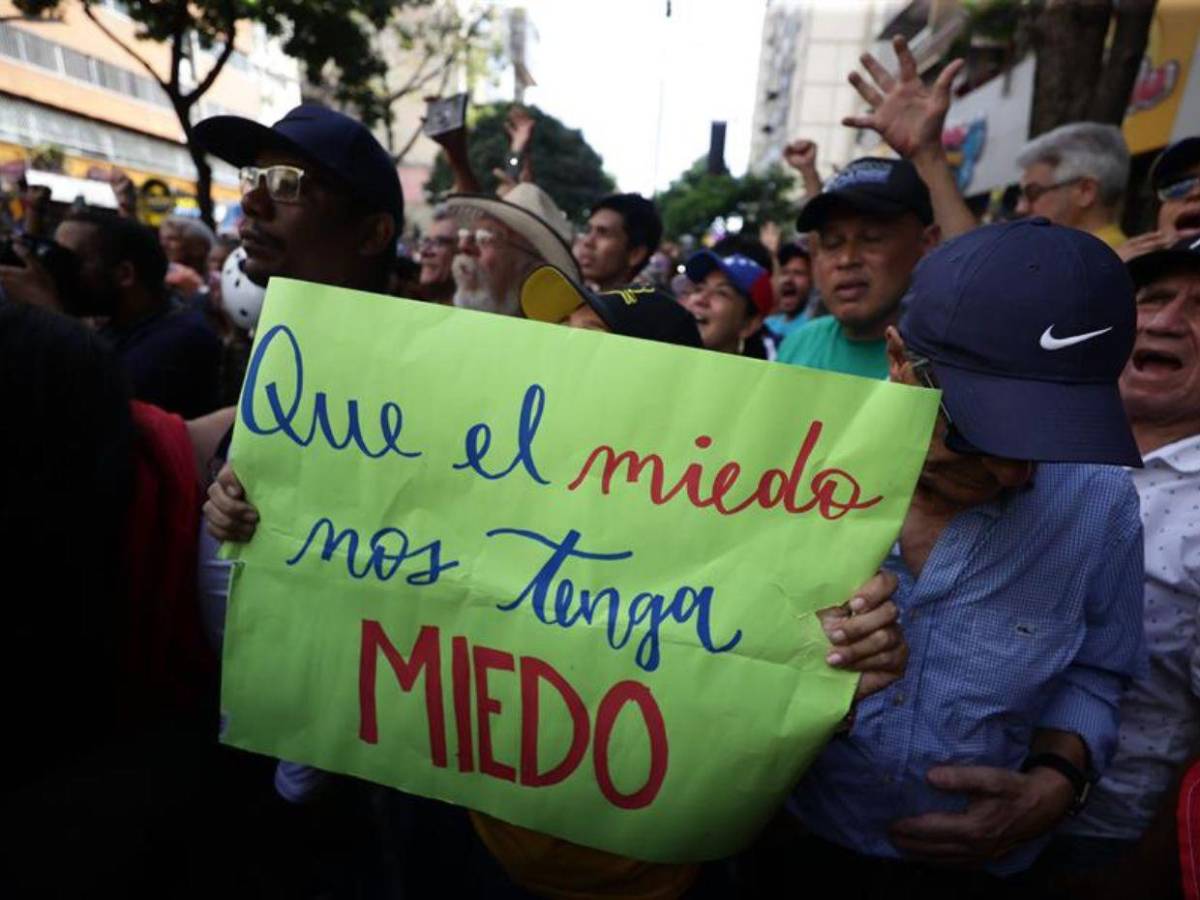 Lágrimas de impotencia y cadenas: venezolanos por el mundo protestan contra investidura de Maduro