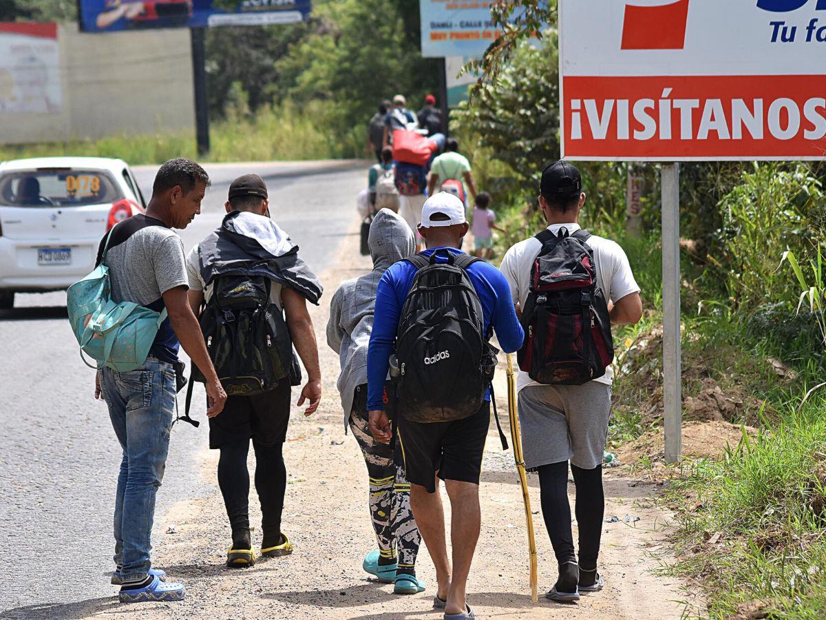 Otros migrantes ante la falta de recursos económicos deciden caminar o esperan un jalón.