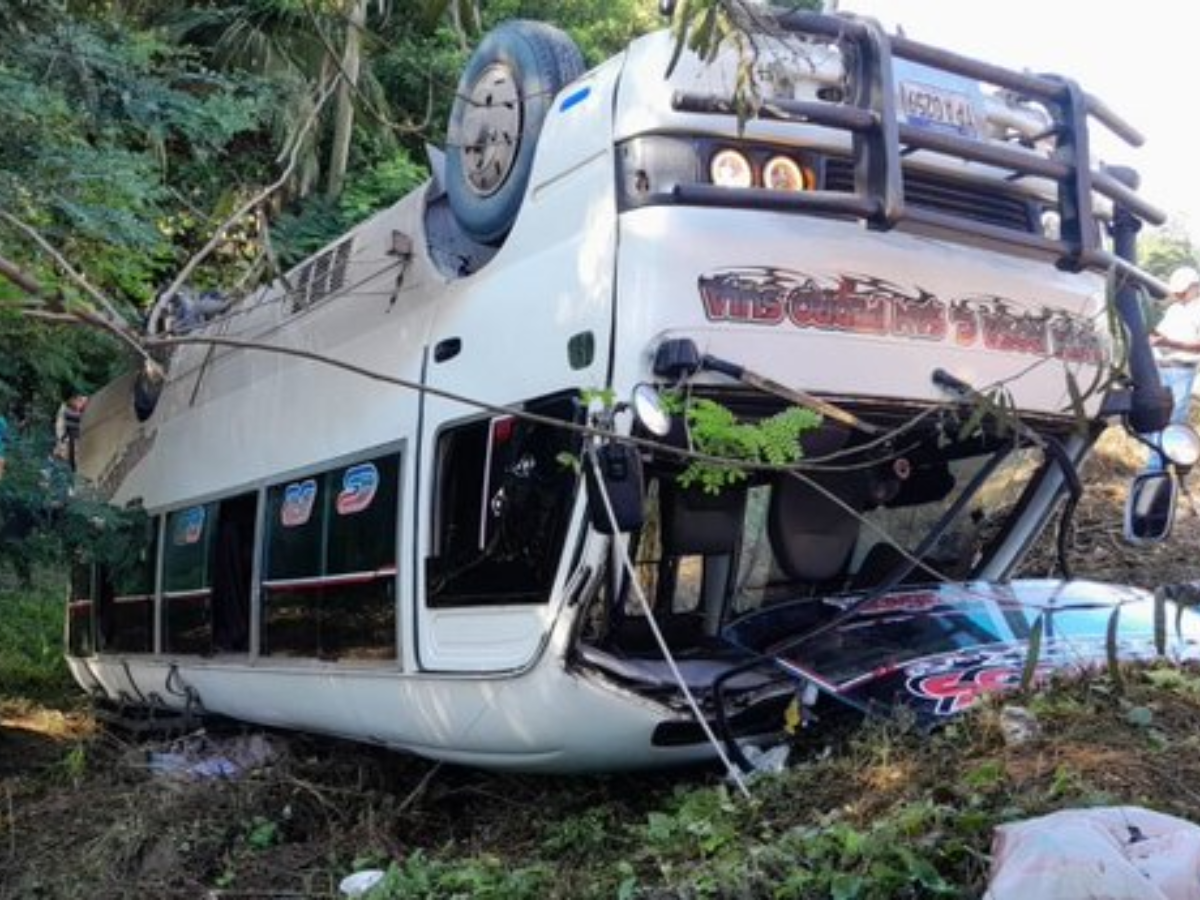 Al menos dos personas resultan heridas tras volcamiento de bus en Santa Bárbara