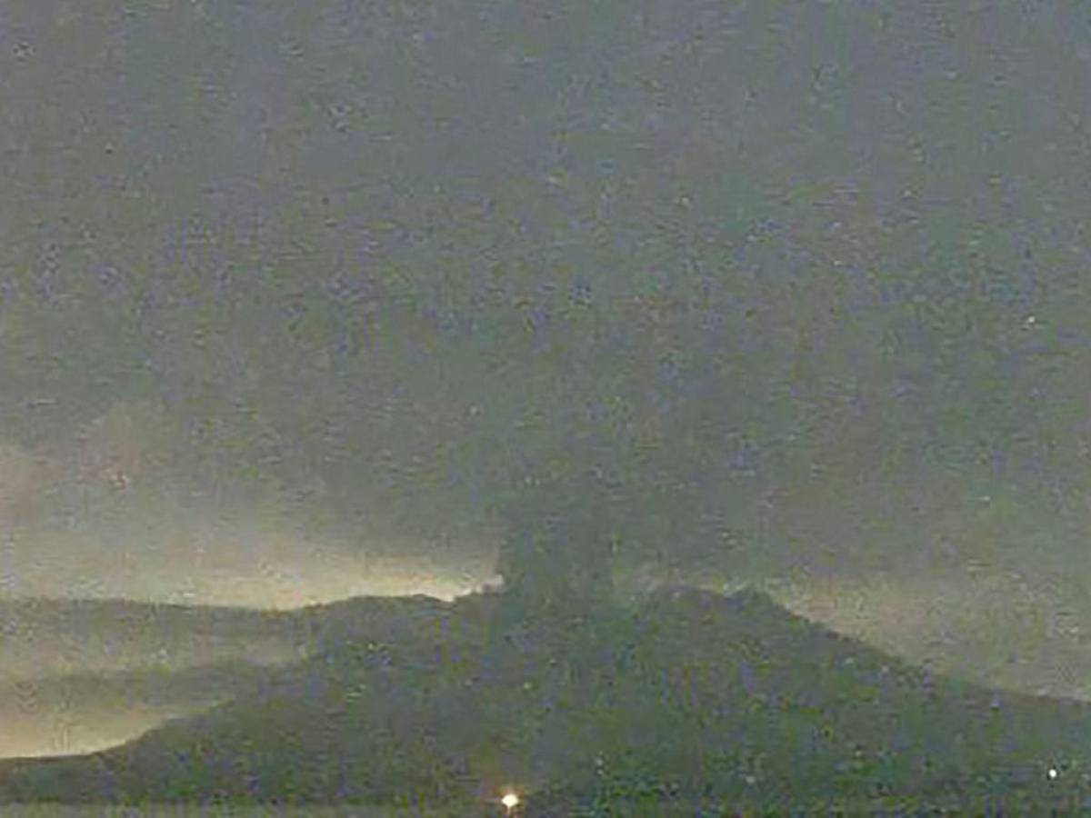 Alertas de evacuación por la erupción de un volcán en el suroeste de Japón