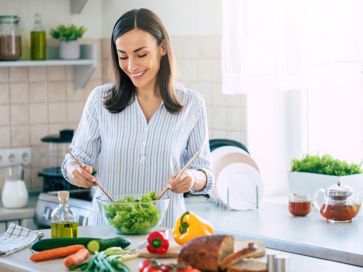 Incluir alimentos frescos, como frutas y verduras, en su dieta diaria fortalecerá su sistema inmune.