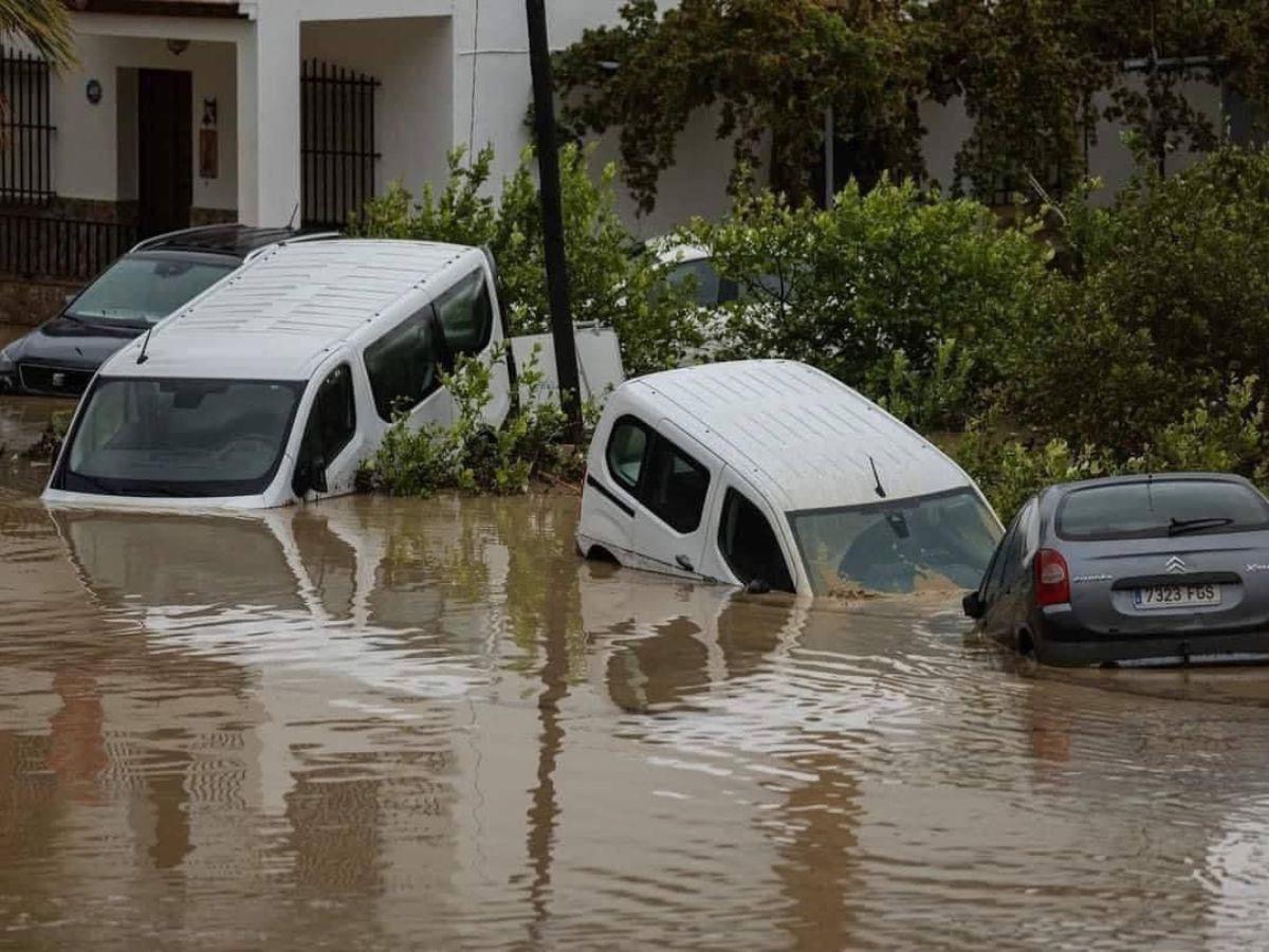 Decenas de muertos, carros flotando y personas desaparecidas: desastres tras inundaciones en Valencia