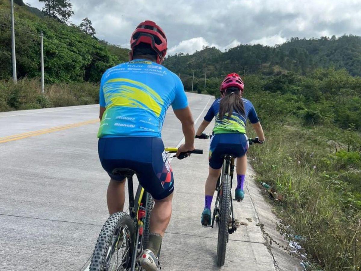 Sin alternativa, Martín Solorzano y su hija pedalean a un costado de la carretera CA-6, también recurre a practicar el deporte en su versión de montaña.