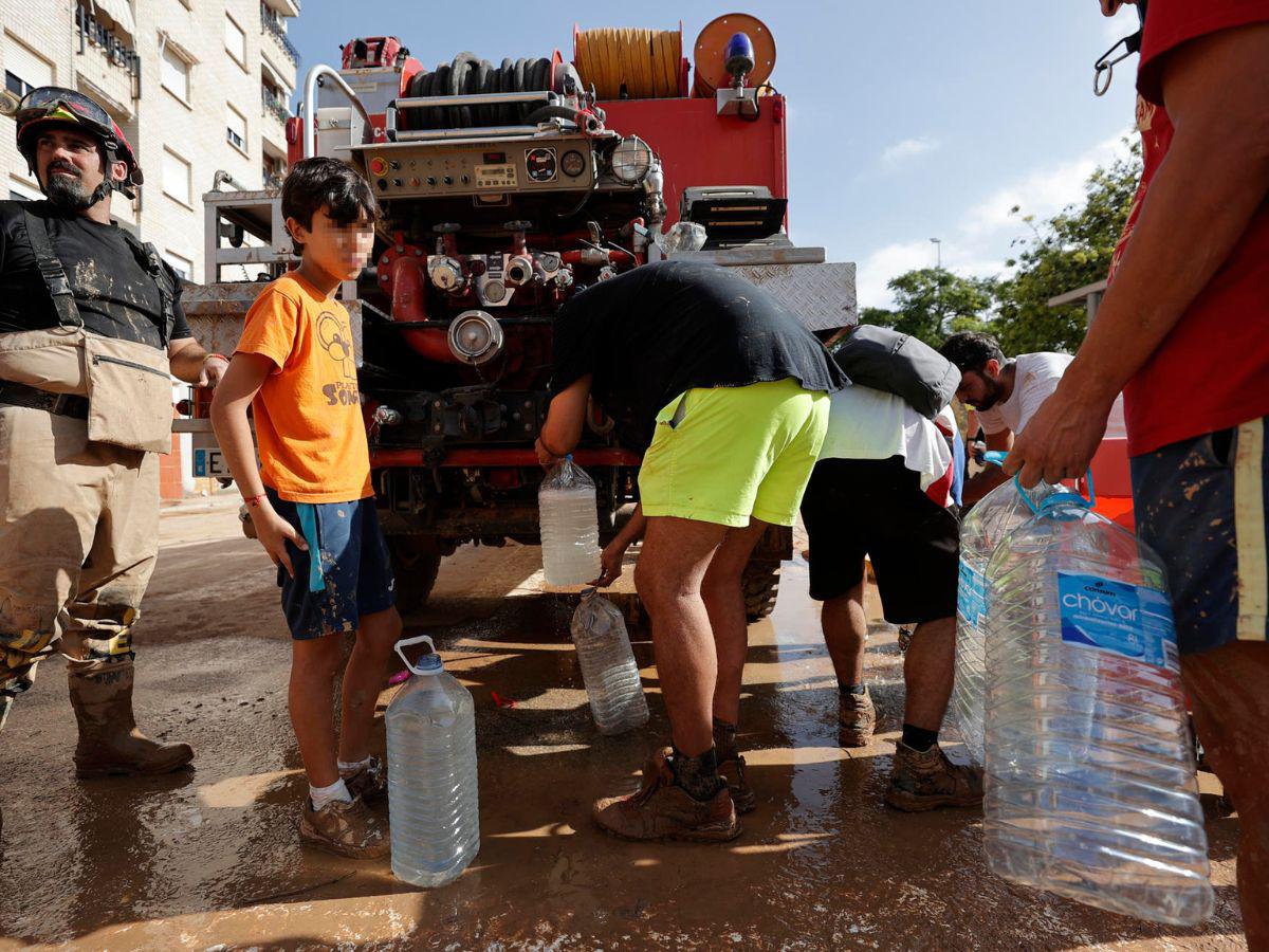 Imágenes tristes: Supermercados colapsados y escasez de agua potable por la DANA en Valencia