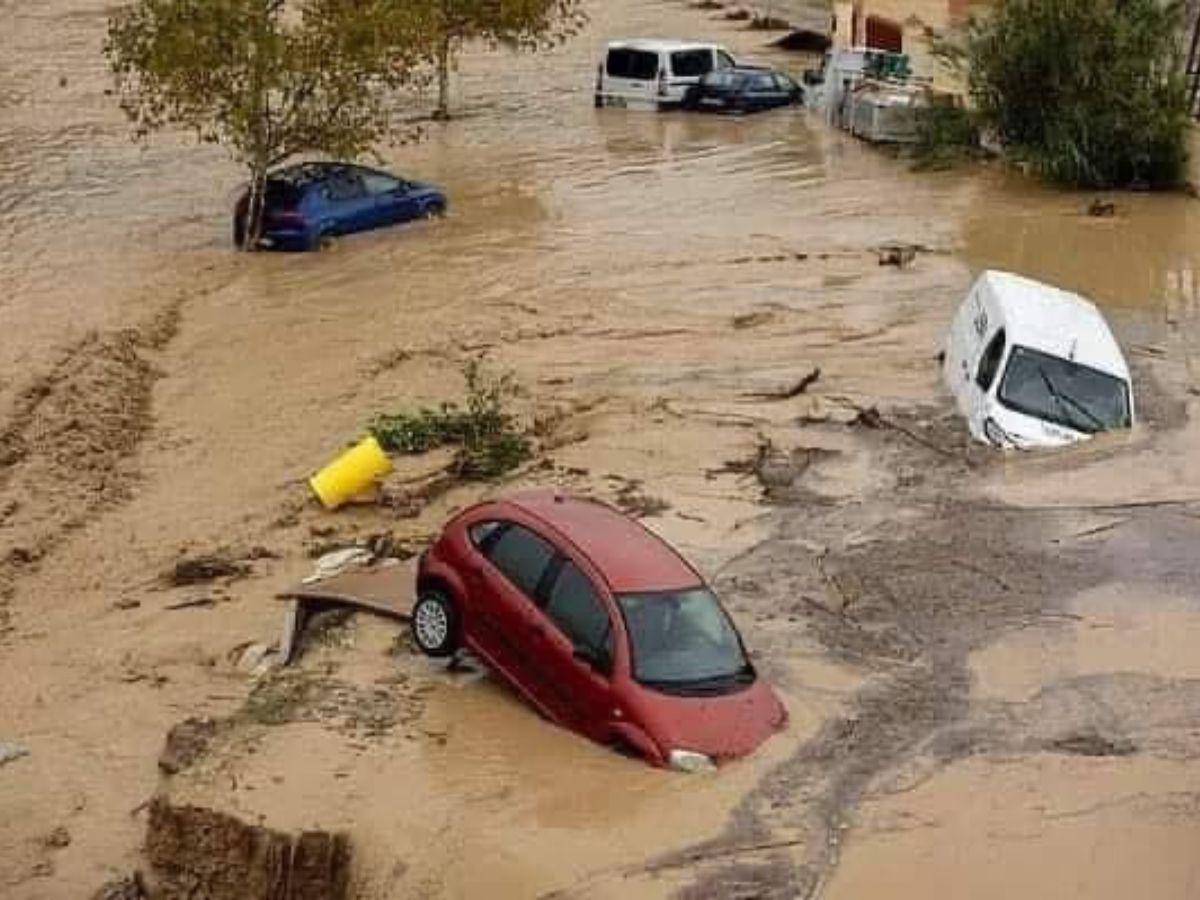 Decenas de muertos, carros flotando y personas desaparecidas: desastres tras inundaciones en Valencia