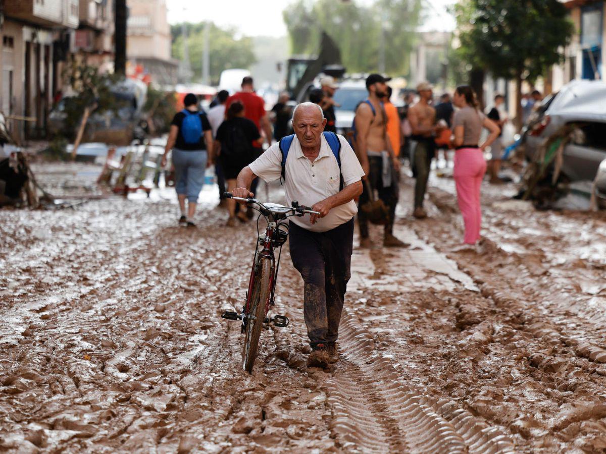 Imágenes tristes: Supermercados colapsados y escasez de agua potable por la DANA en Valencia