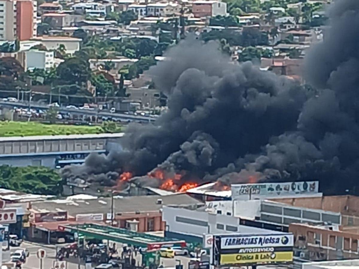 Las imágenes del pavoroso incendio en la colonia El Prado