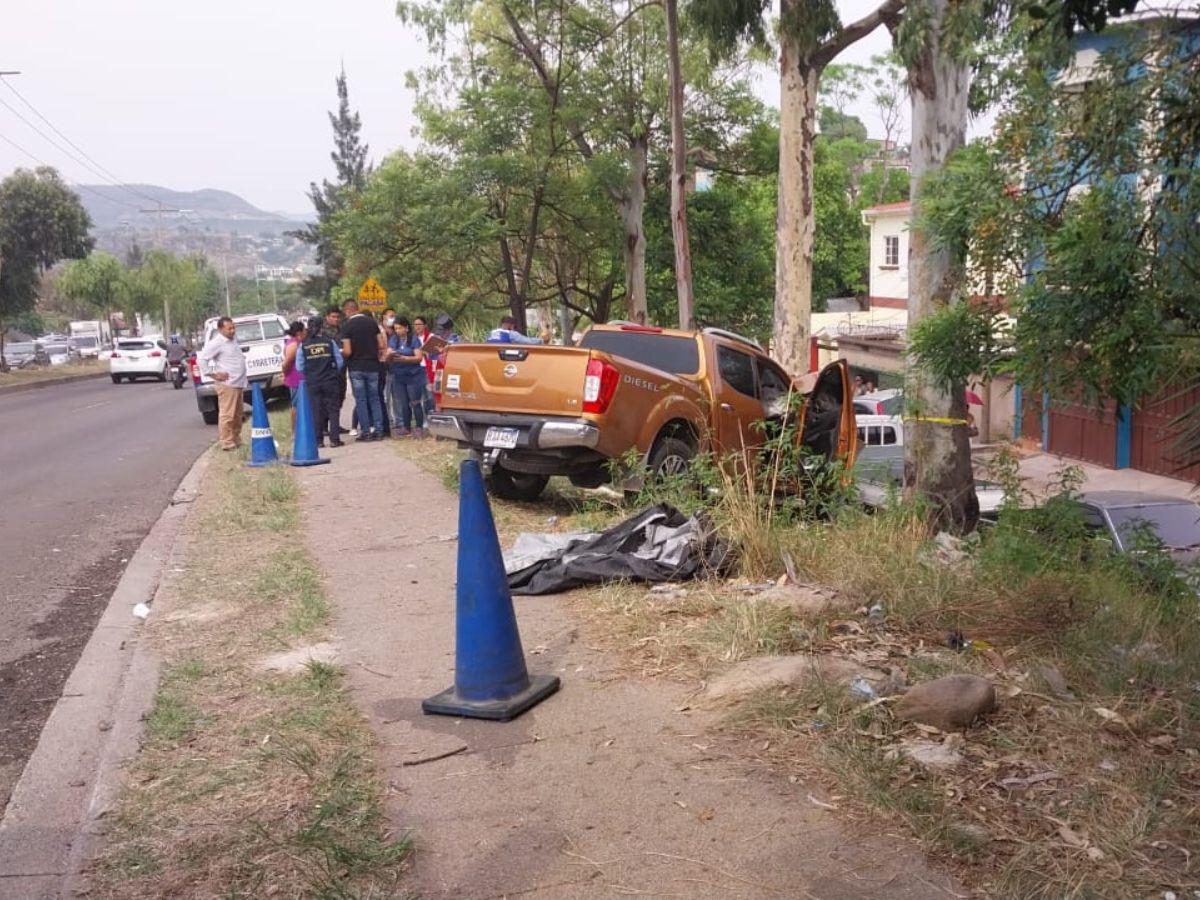 Mueren dos personas tras impactar contra un árbol en accidente vial en el anillo periférico de la capital