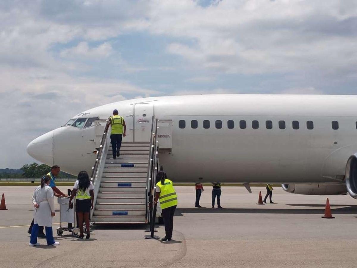 Primer vuelo de migrantes repatriados de EEUU llega a La Habana