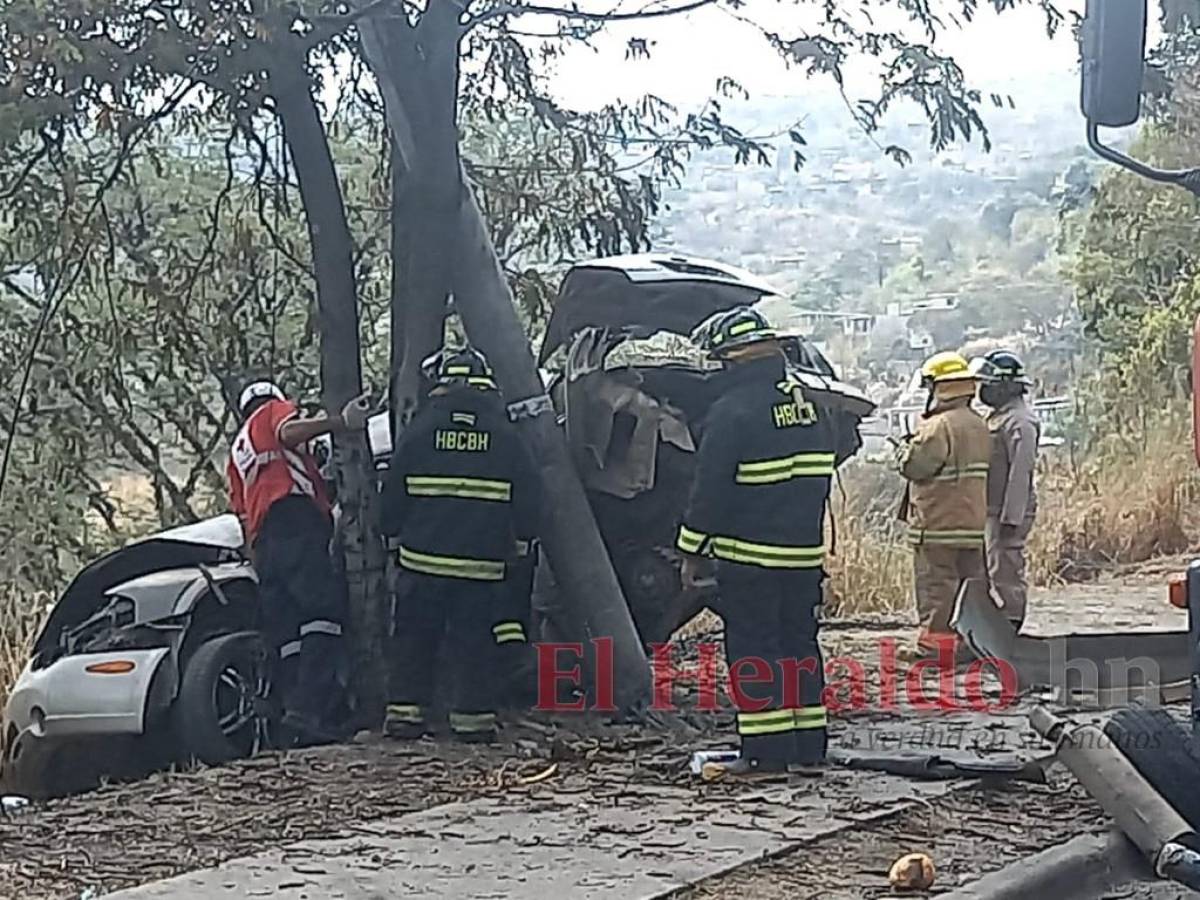 Las imágenes muestran cómo el automotor casí cae sobre unos terrenos ubicados en la parte baja.