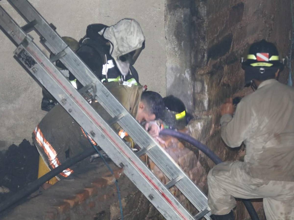 El cansancio entre bomberos tras horas de lucha contra incendio en mercado Las Américas