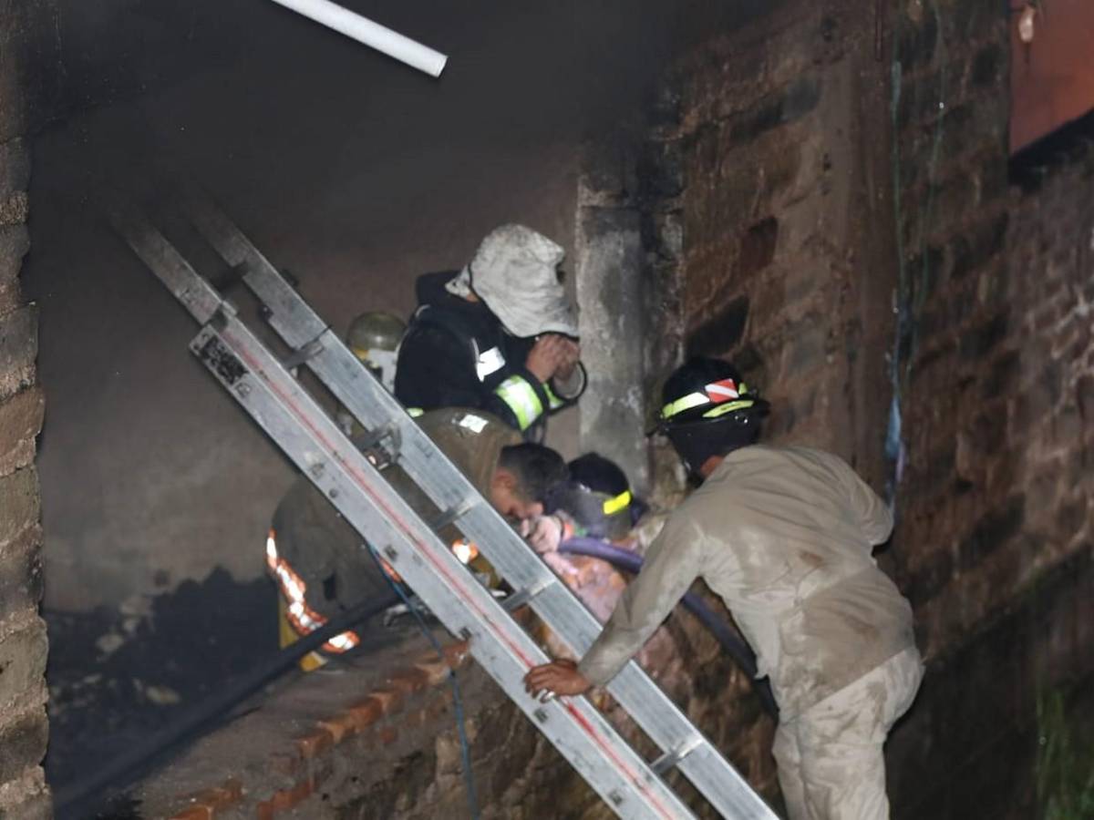 El cansancio entre bomberos tras horas de lucha contra incendio en mercado Las Américas