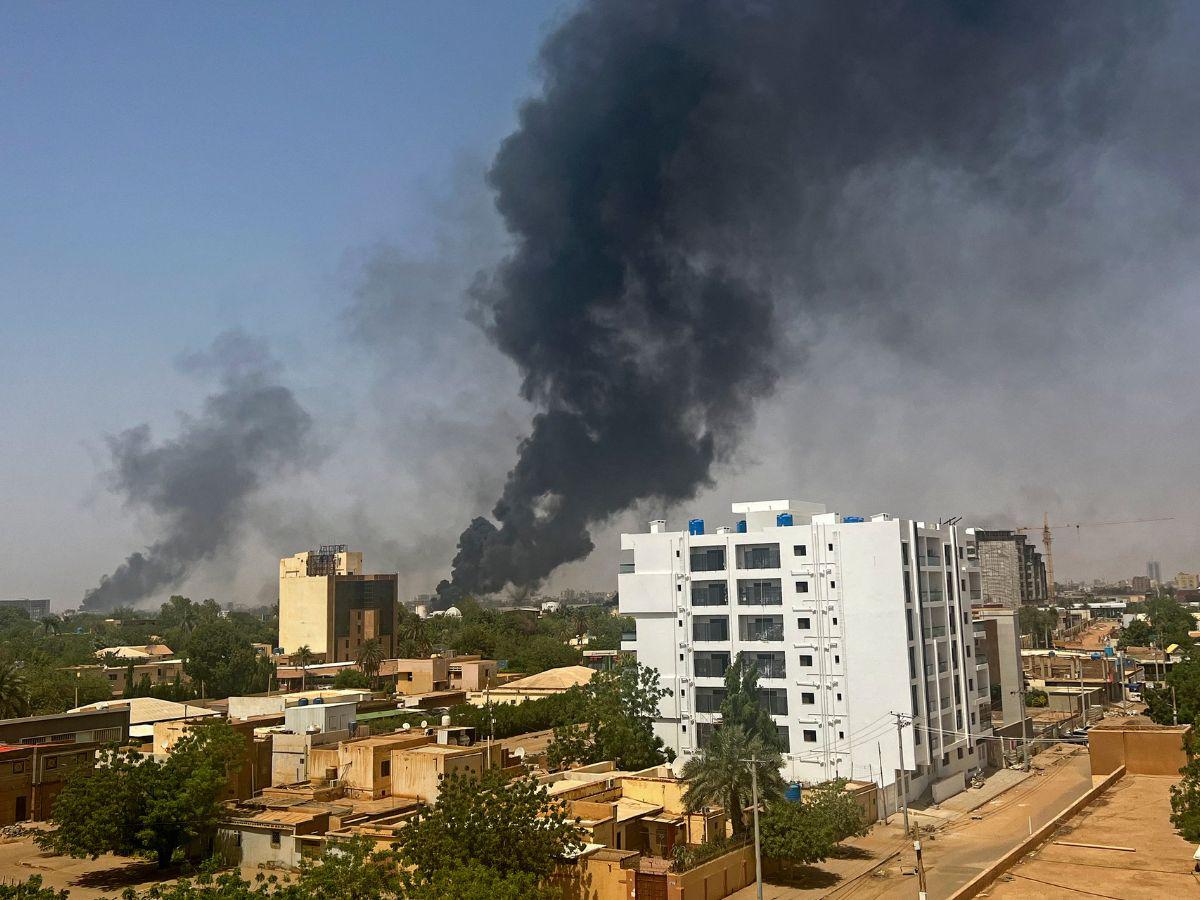 Un centenar de civiles muertos dejan combates entre el ejército y los paramilitares en Sudán