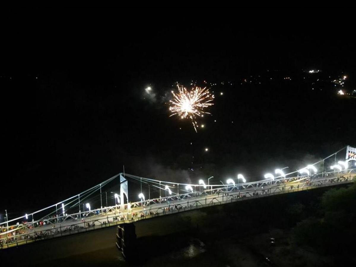 Así luce el icónico puente Choluteca con la llegada de Navidad