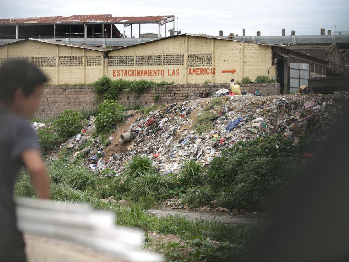 Indisciplina de vendedores ahoga de basura mercados de Comayagüela