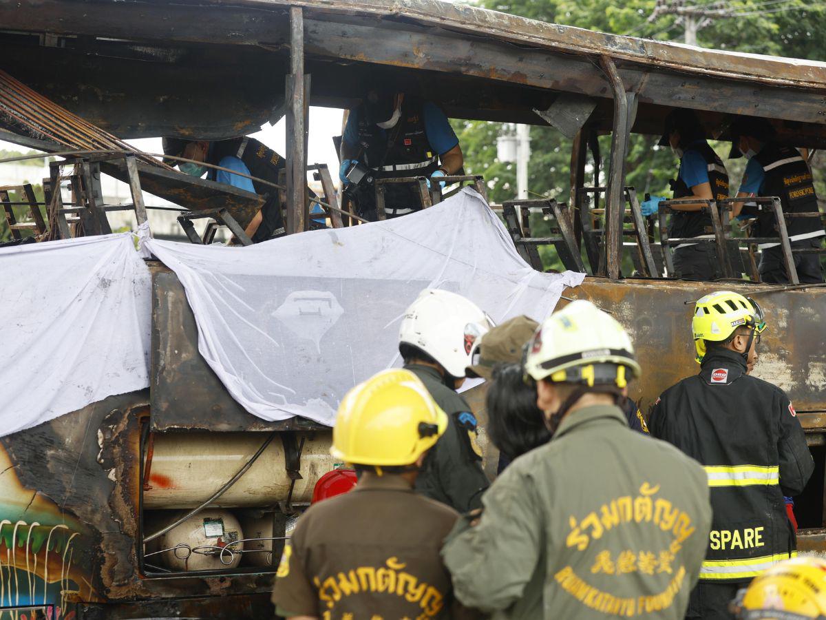 Excursión escolar termina en tragedia: al menos 23 muertos deja incendio de bus en Tailandia