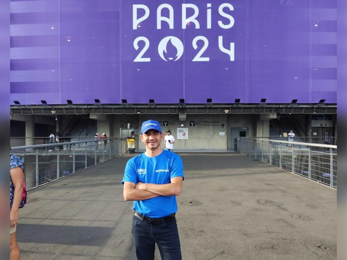 <i>Eber Luque viviendo el espíritu olímpico en el Estadio de París durante la espectacular ceremonia de clausura.</i>