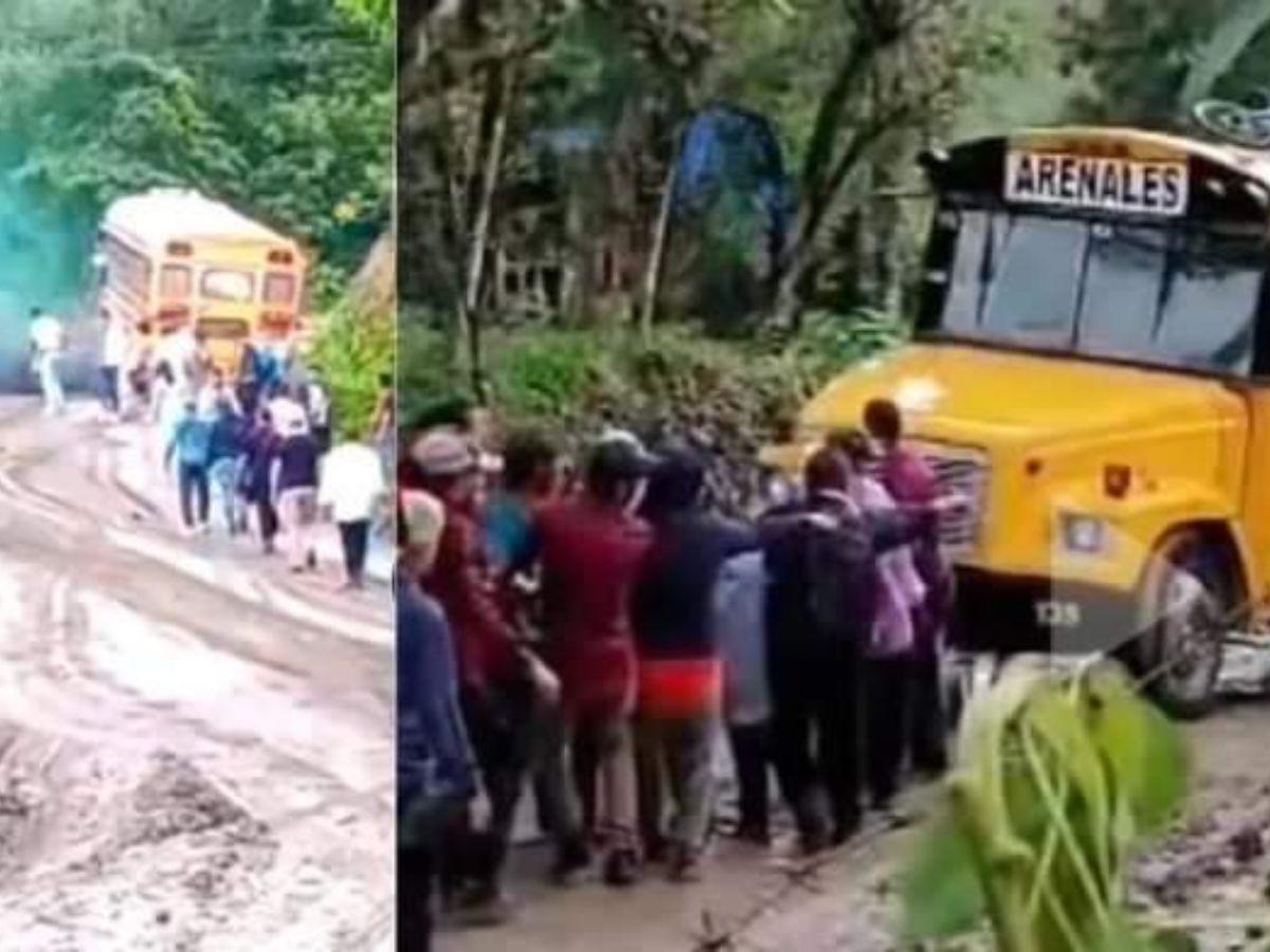 Pasajeros halan autobús hasta sacarlo de una calle en mal estado en Trojes, Danlí