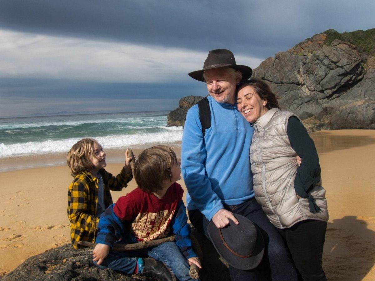 Julian Assange reaparece con foto familiar en la playa tras años en prisión