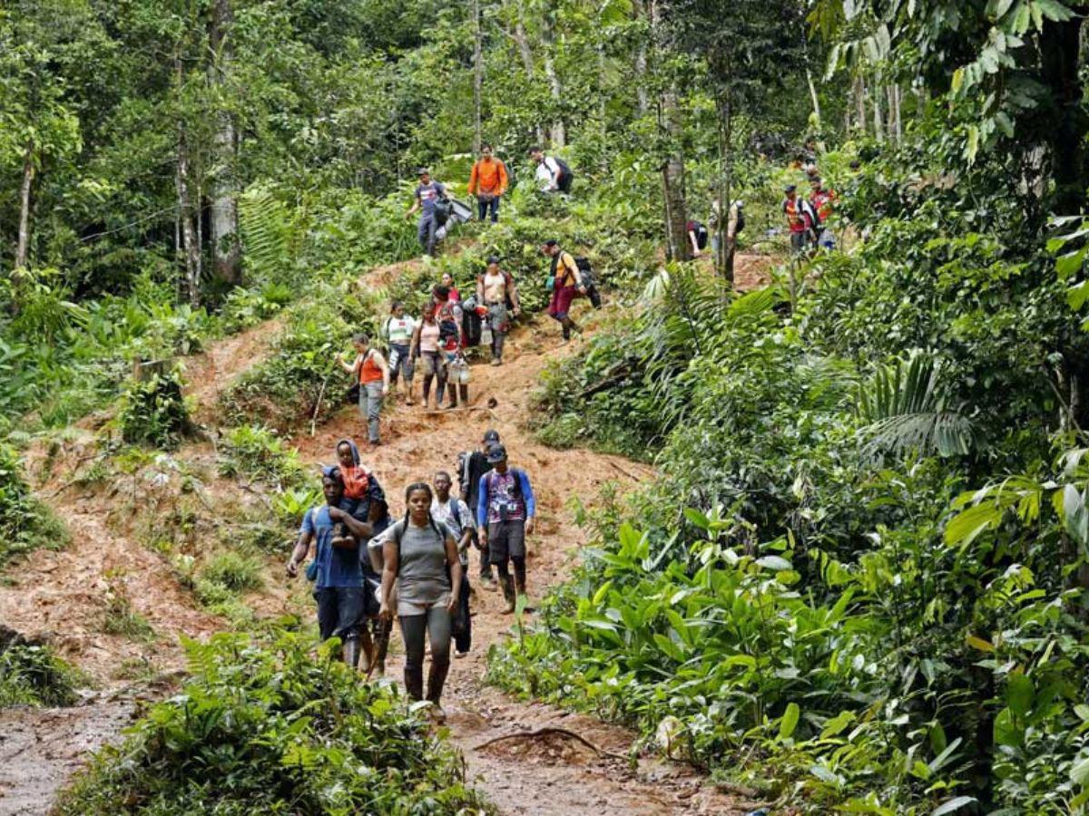 Panamá cierra pasos en frontera con Colombia para proteger a migrantes