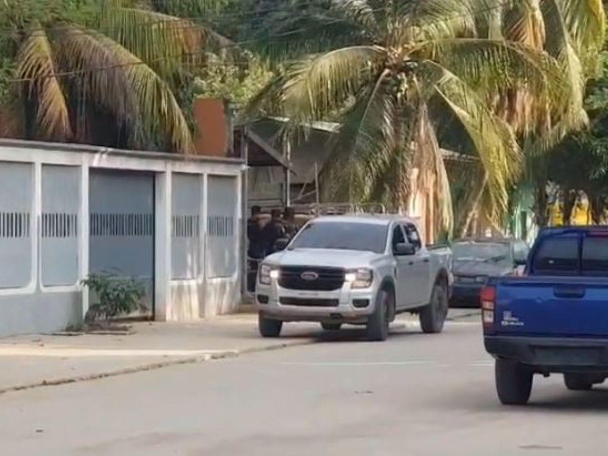 Presencia policial y escepticismo frente a vivienda de Adán Fúnez