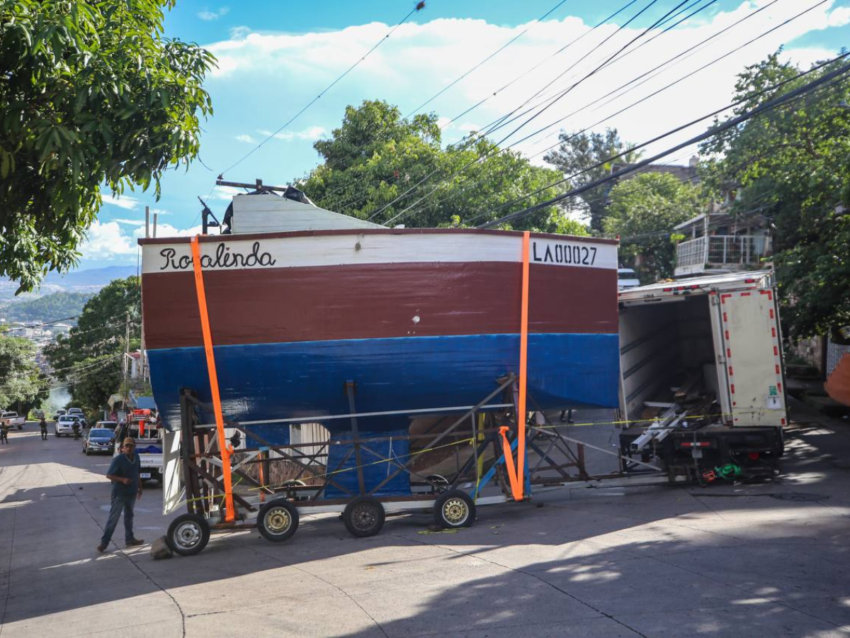 Velero Rosalinda sale de Tegucigalpa hacia el mar después de siete años