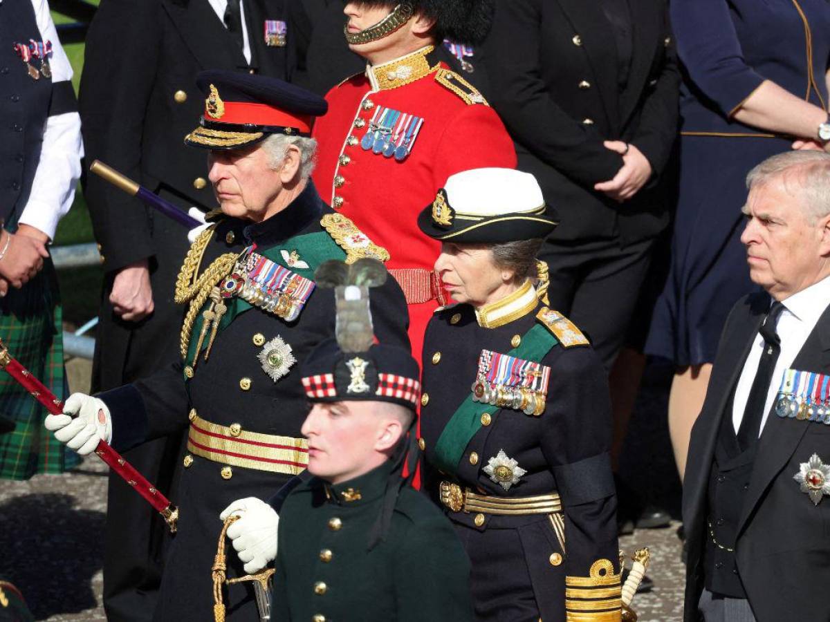 Rey Carlos III encabeza procesión fúnebre de la reina Isabel II en Edimburgo