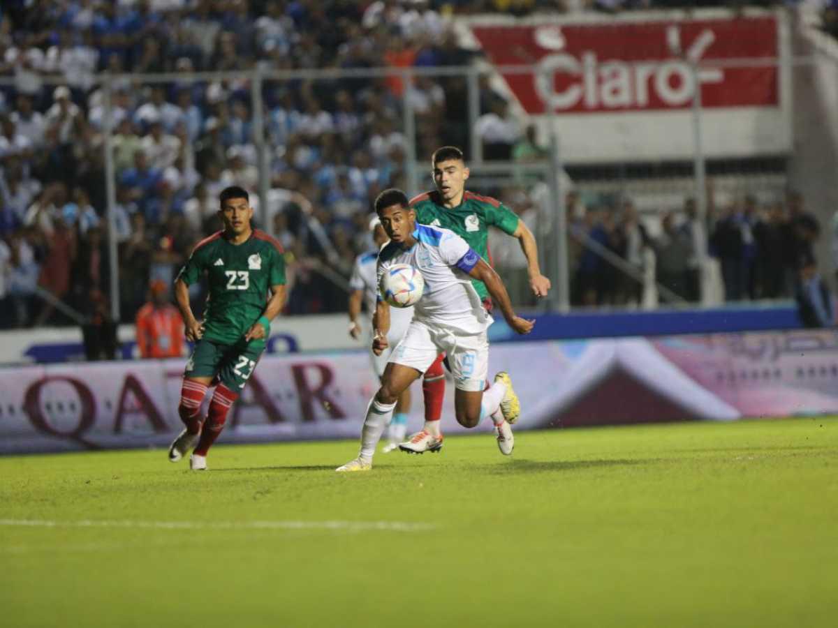 ”Choco” Lozano controla el balón ante la presión de la defensa mexicana. Dejó picar y, luego, una vaselina envió al fondo de la red.