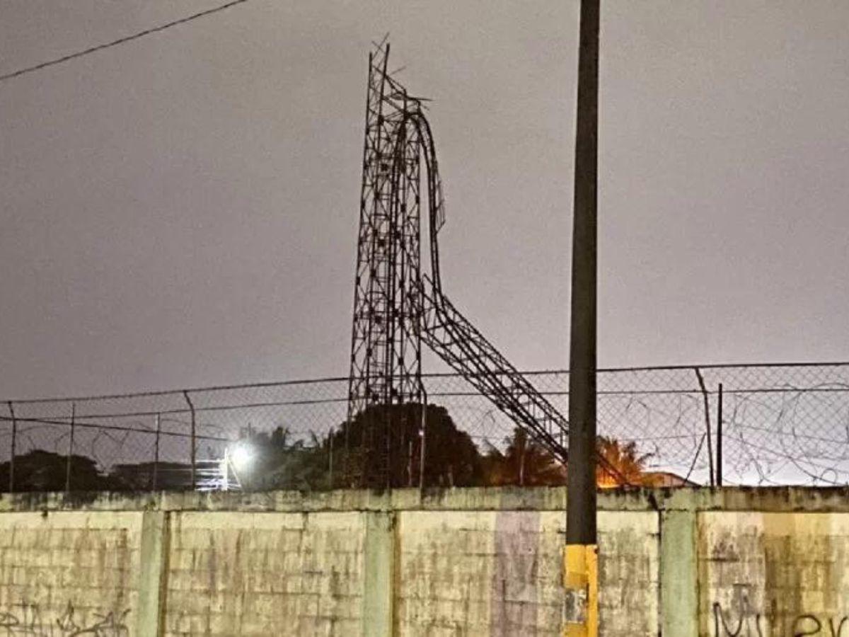 Torre de alumbrado del Estadio Excélsior se desploma por vientos y lluvia