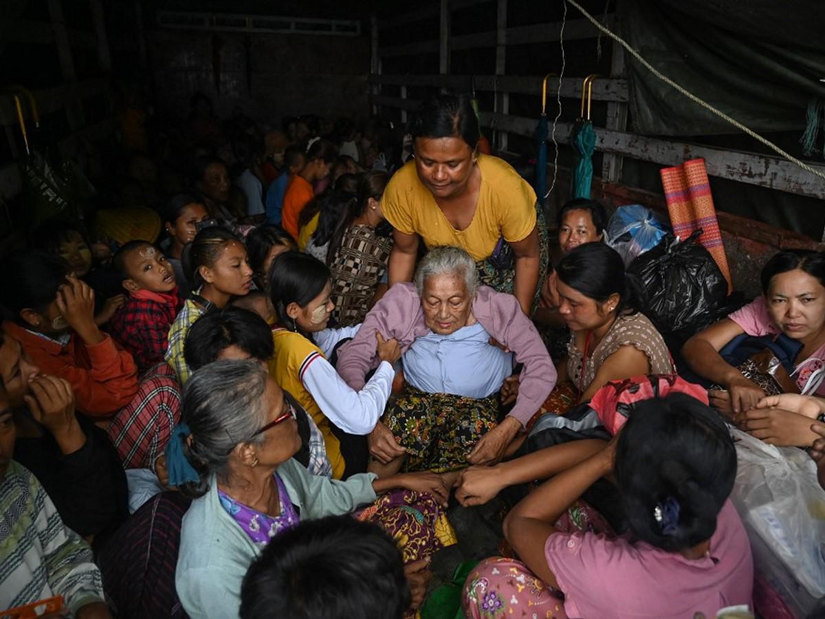 La gente evacua en un camión en Sittwe, en el estado de Rakhine, en Myanmar, antes de la llegada del ciclón Mocha.