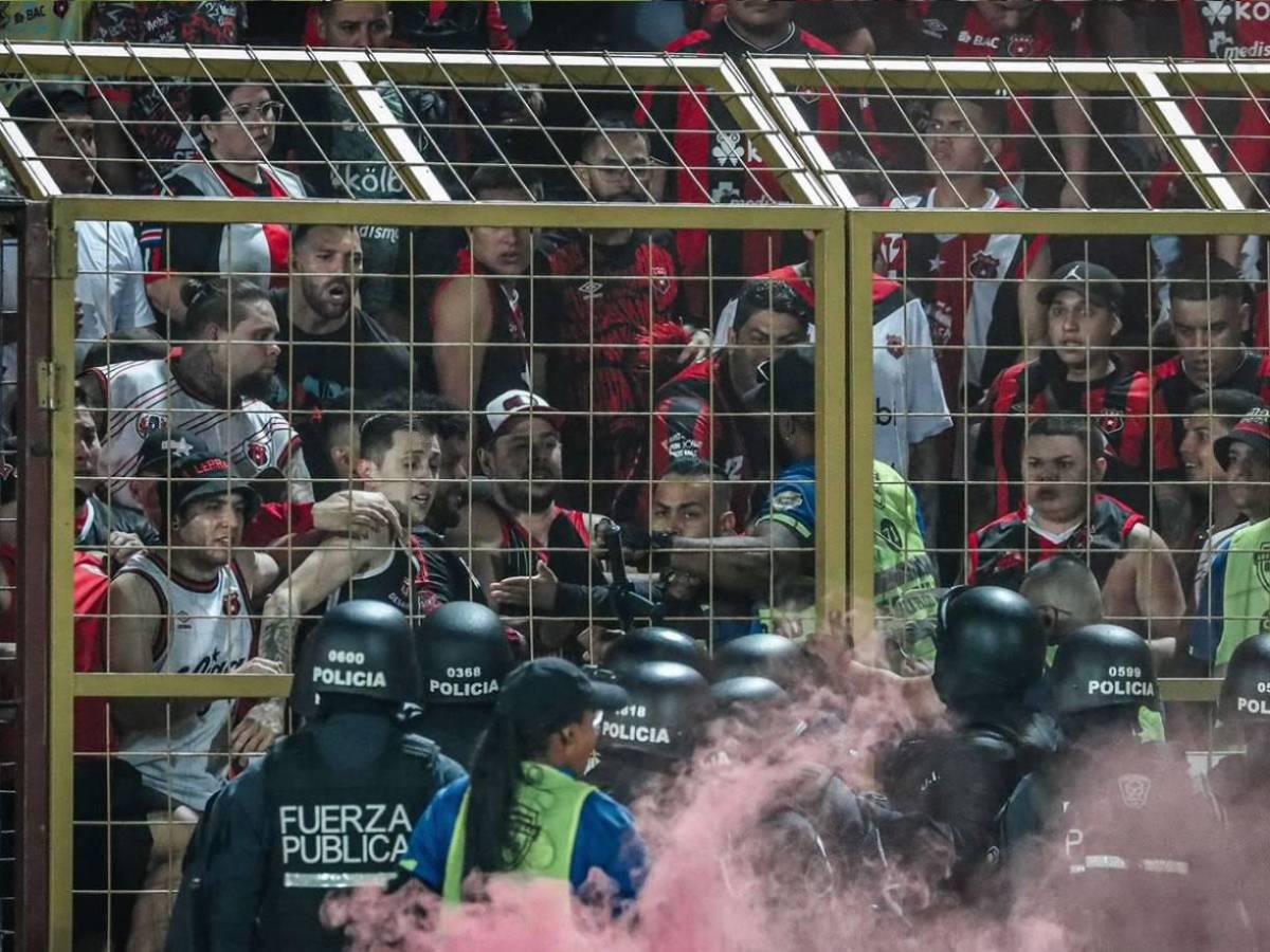 ¡Puñetazos! Tremendo zafarrancho que se armó en final Alajuelense ante Herediano