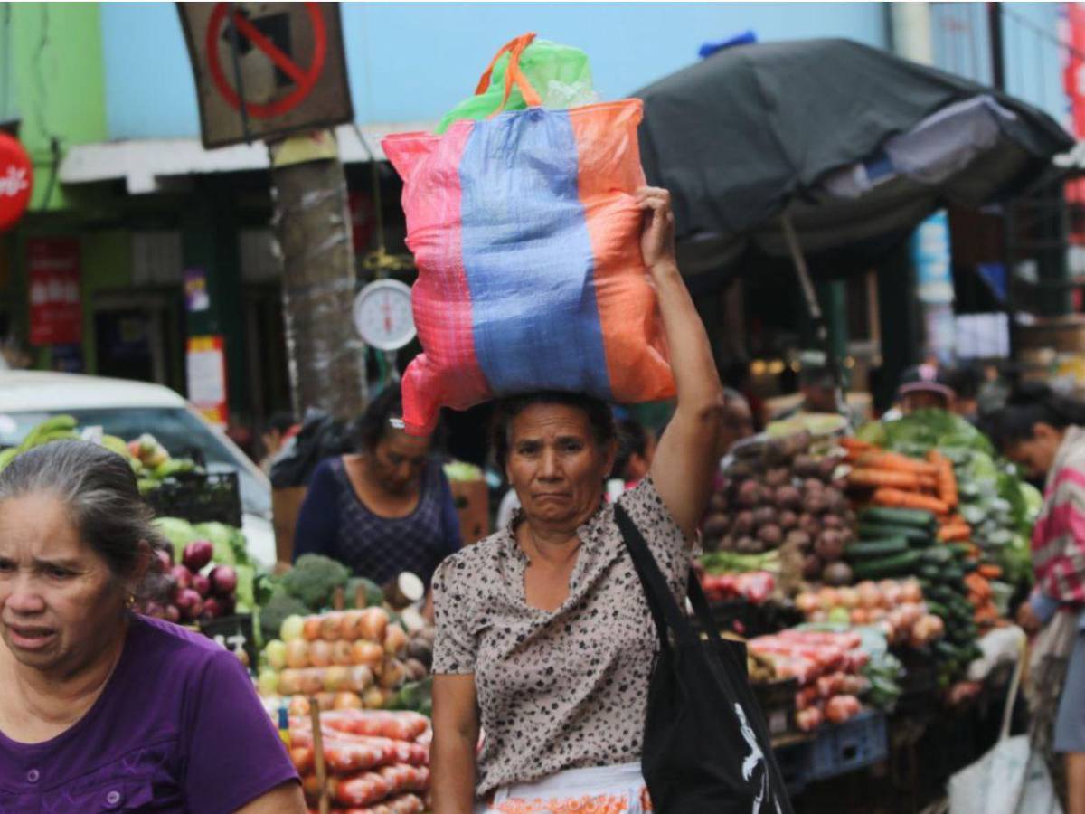 El mercado Zonal Belén abarrotado por las compras de fin de año