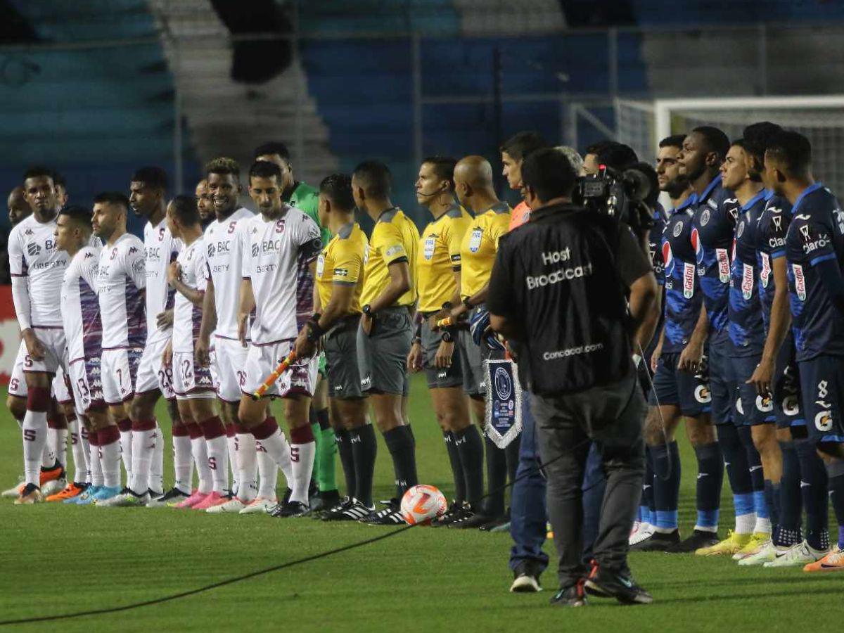 Momento en que ambos equipos salieran del Estadio “Chelato” Uclés.