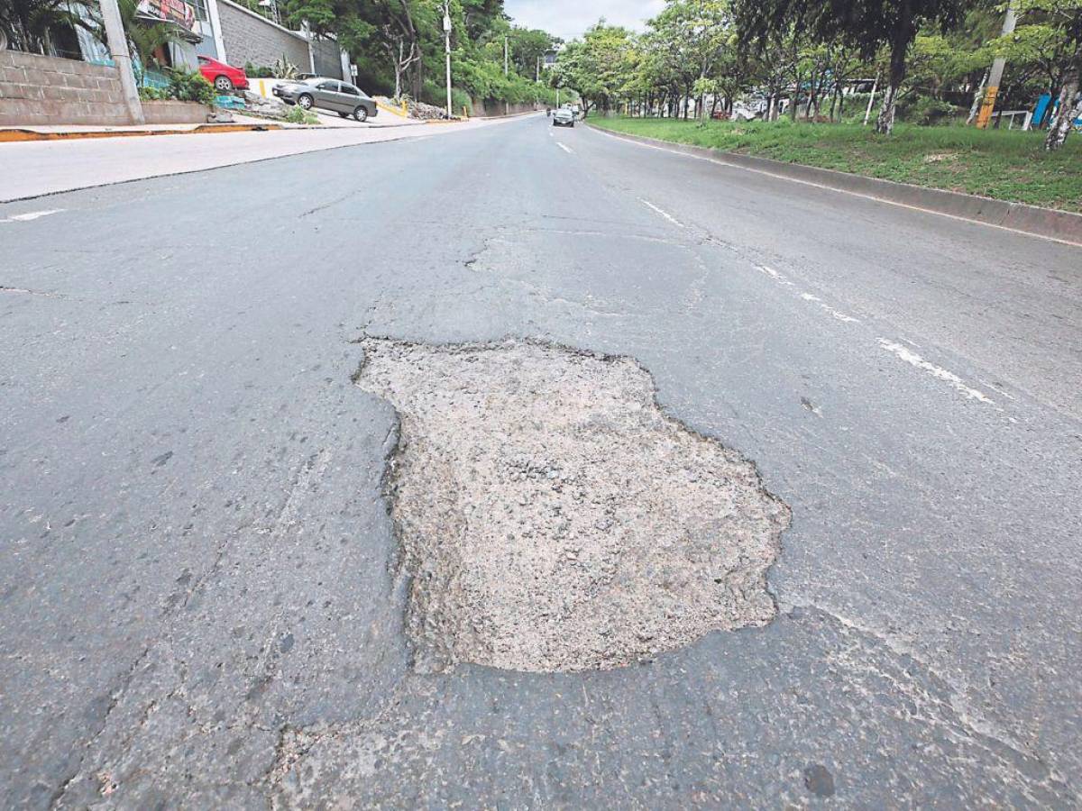 Los capitalinos señalan malos trabajos en vísperas del recaudo anual por la tasa vial municipal.