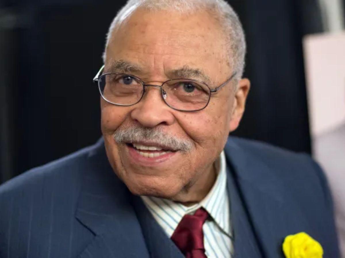 Muere James Earl Jones, actor que dio voz Darth Vader y Mufasa