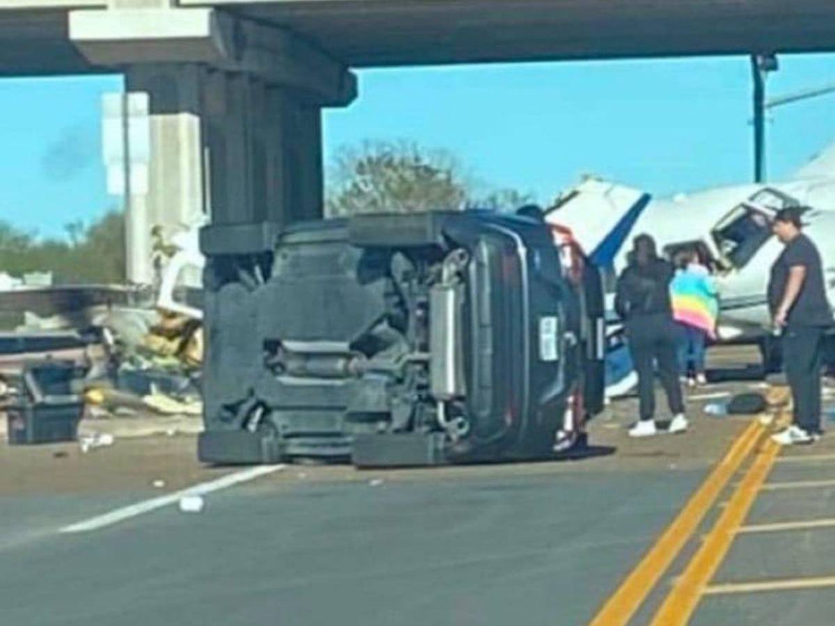 Avioneta aterriza de emergencia y se estrella en autopista de Texas