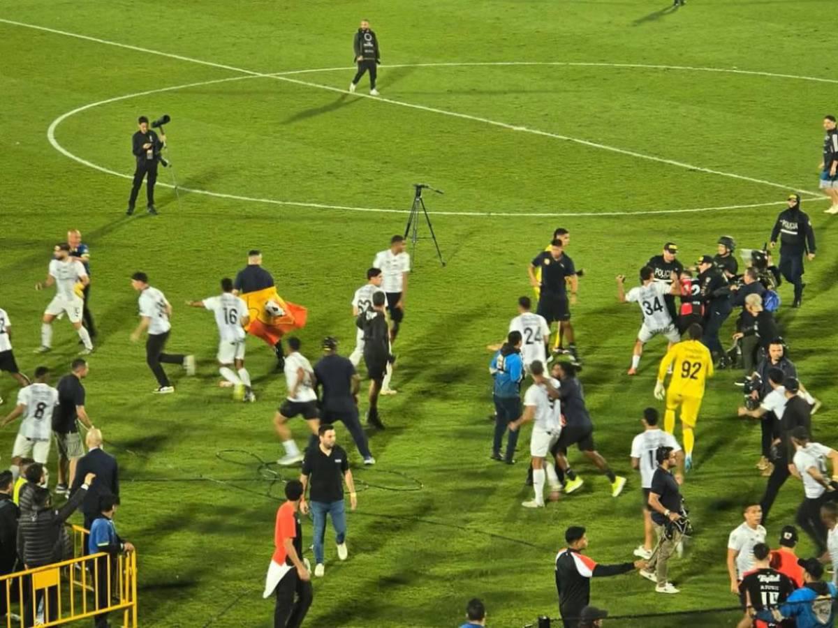 ¡Puñetazos! Tremendo zafarrancho que se armó en final Alajuelense ante Herediano