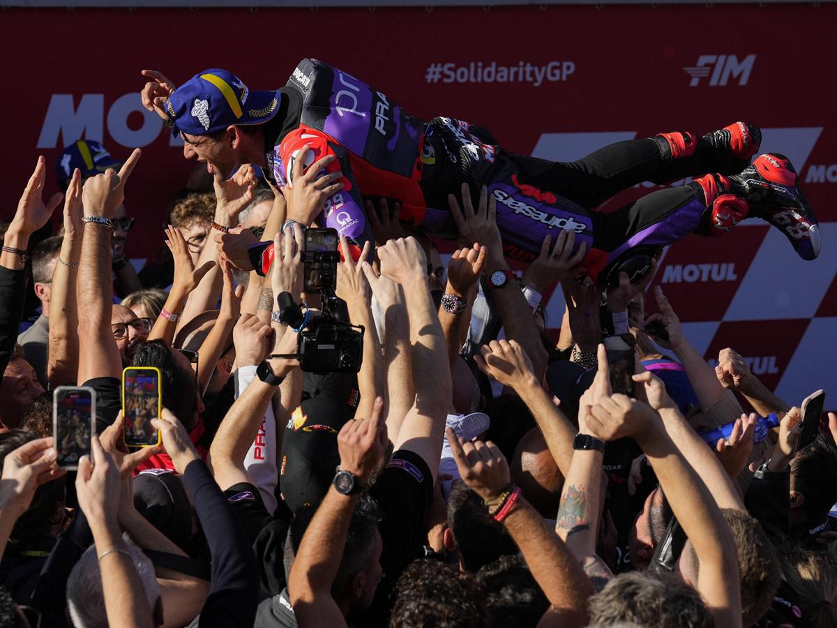 Jorge Martín se corona campeón del mundo de MotoGP y así lo celebra