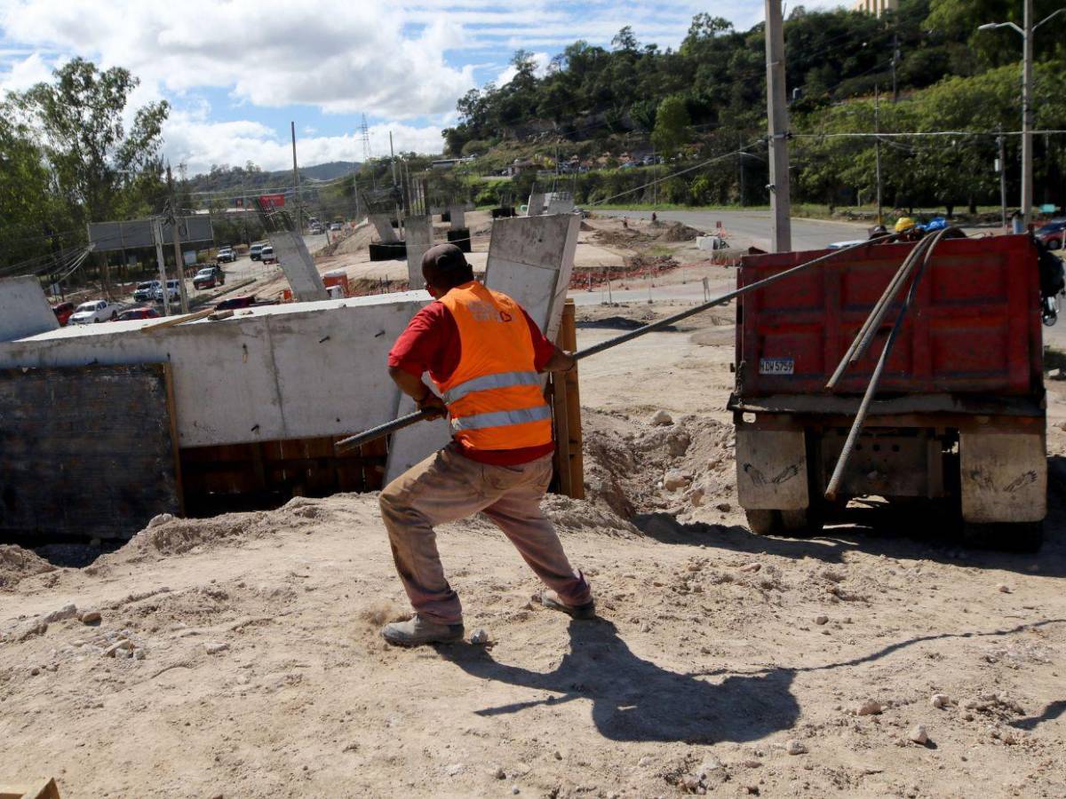 Así avanzan los trabajos de construcción de los puentes aéreos en Mateo