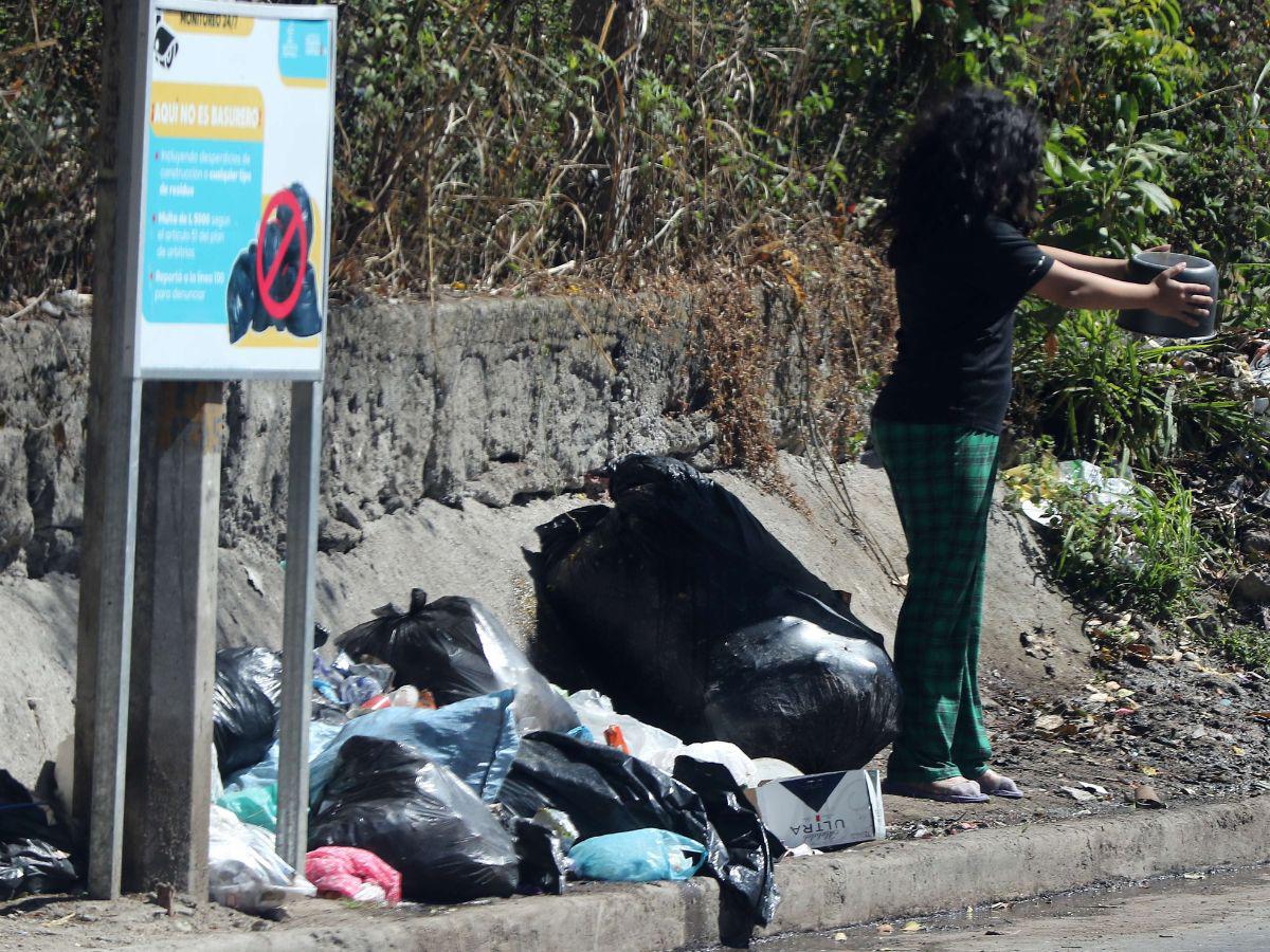 Aunque la comuna ha rescatado algunos puntos, aún hay unas 300 zonas definidas como críticas donde los rótulos solo cumplen una función ornamental y la multa de 5,000 lempiras no intimida a nadie.