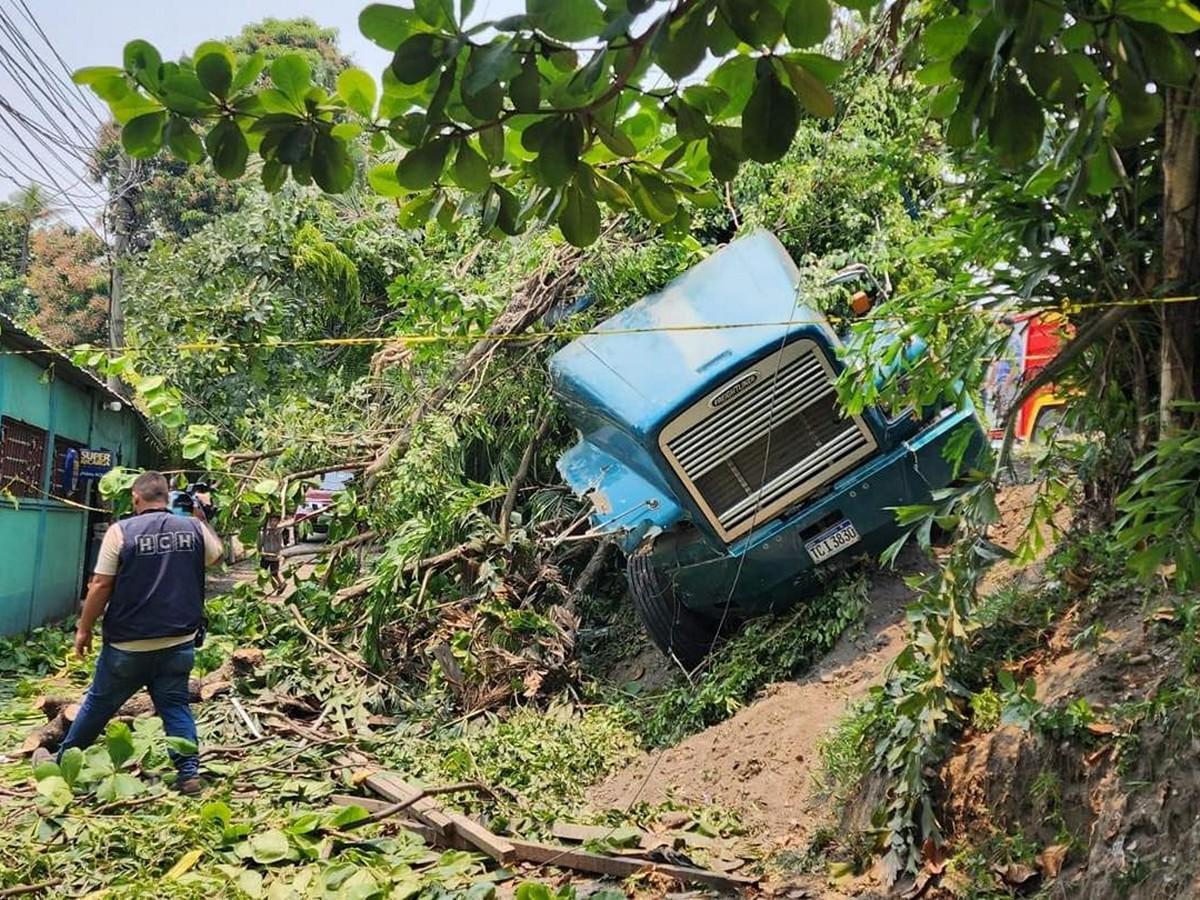 Las personas lesionadas se encontraban esperando transporte en la orilla de la carretera.