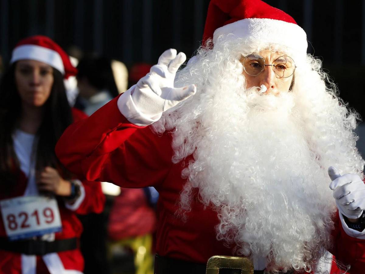 Cientos de Santa Claus invaden calles de Ciudad de México