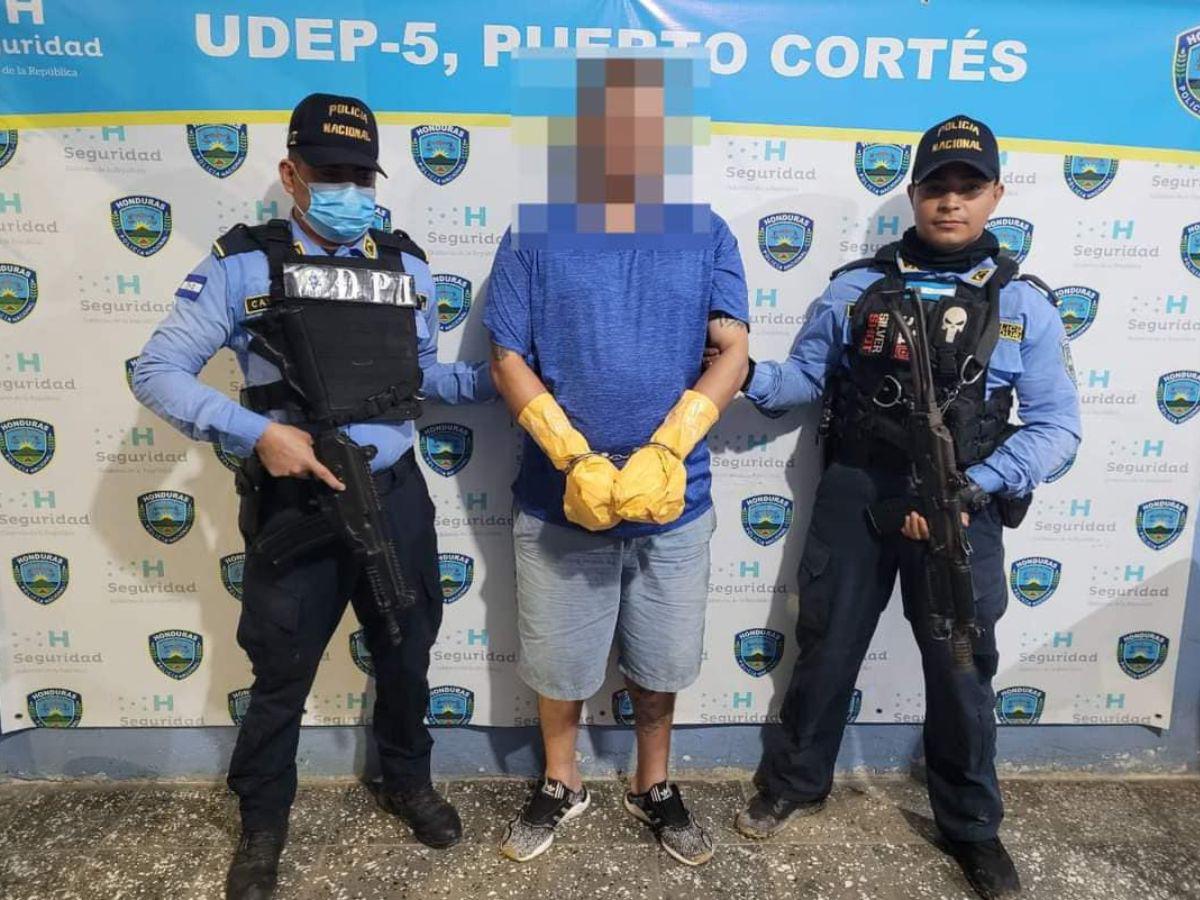 Momento en que el detenido era arrestado por autoridades. Ahora se le acusa del delito de homicidio.