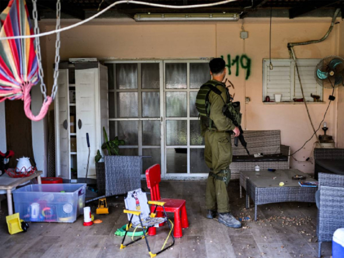 Militar israelí encuentra bebé decapitado tras el ataque Hamás