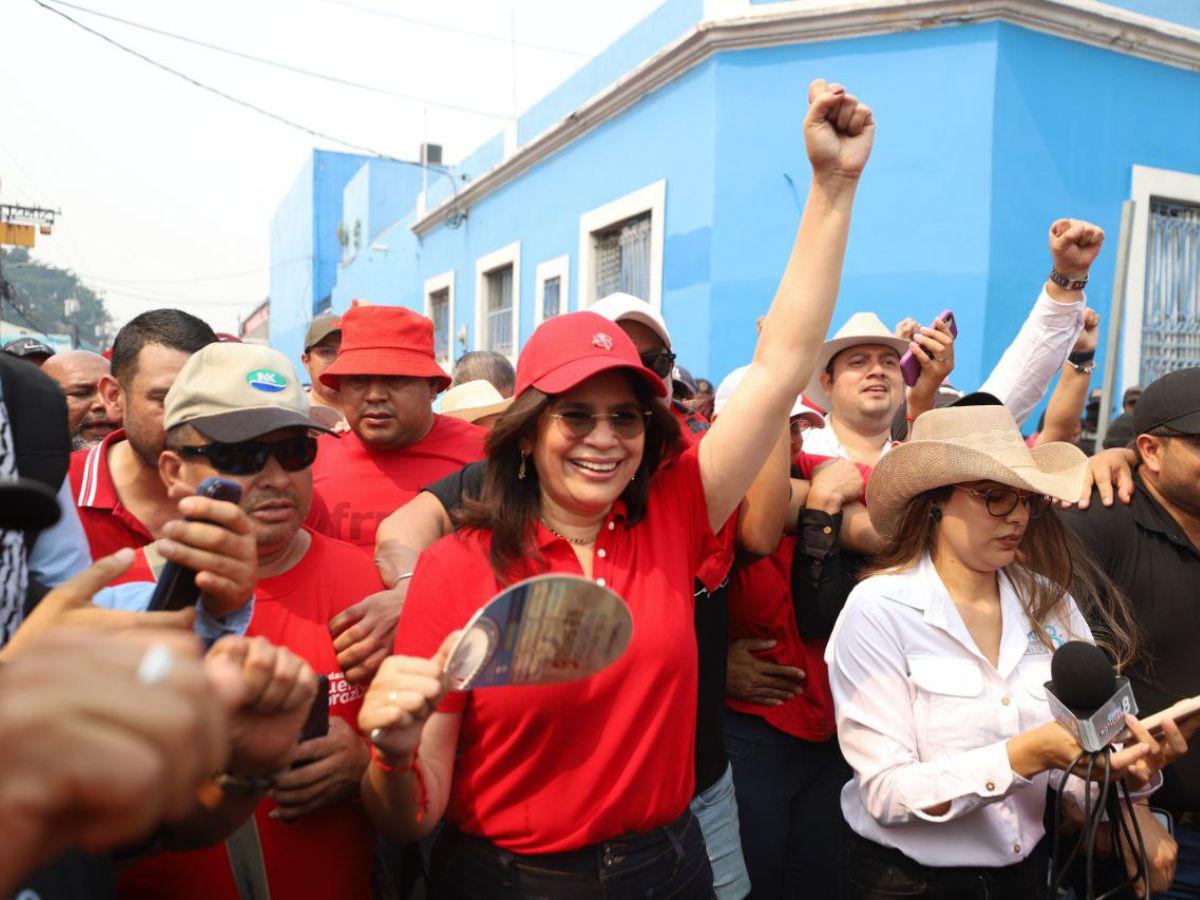 La precandidata presidencial oficialista, Rixi Moncada, también se sumó a la marcha. La oposición criticó la participación del gobierno en las actividades del Día del Trabajador.