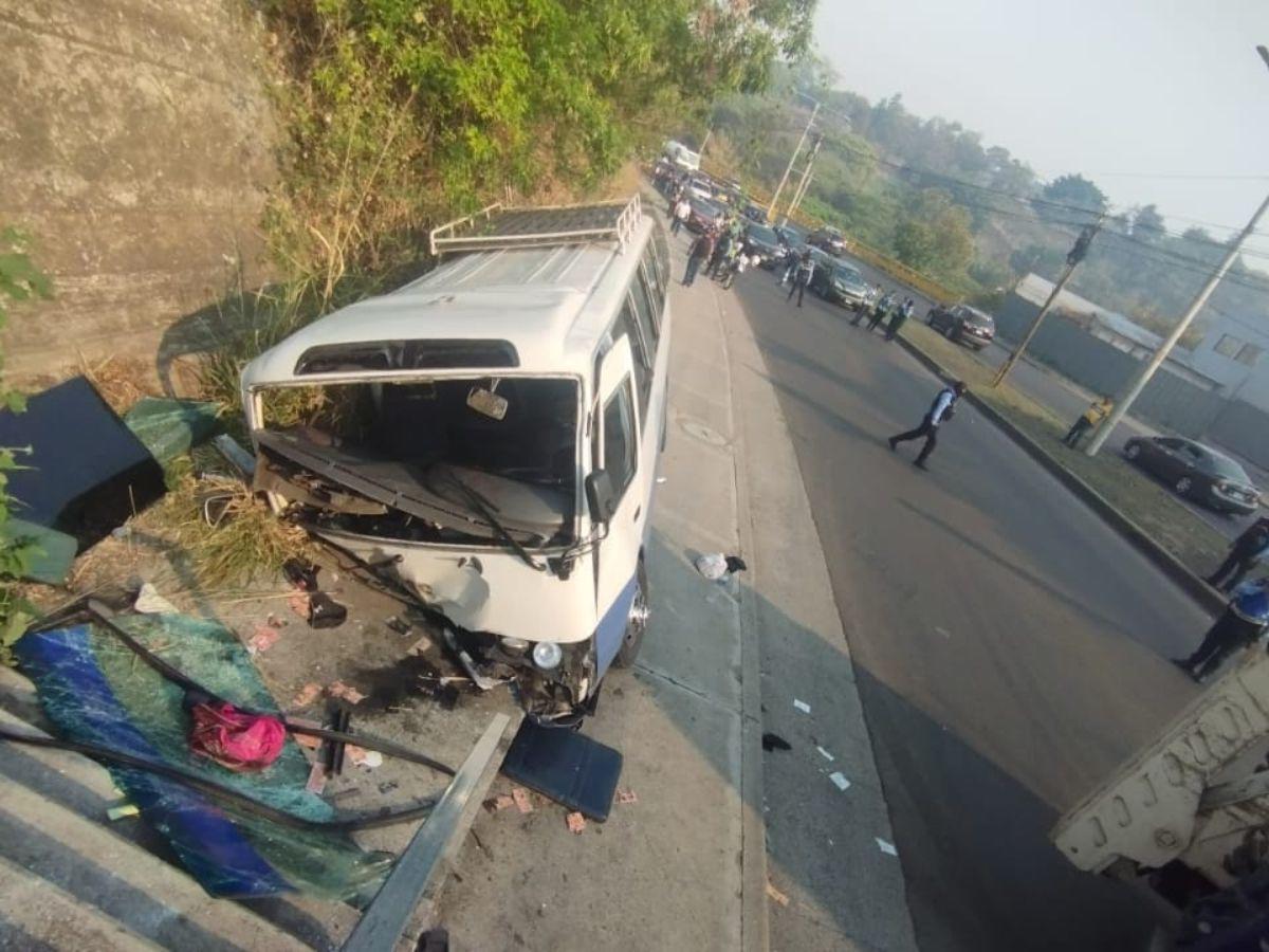 Así quedó el bus rapidito al impactar contra el puente peatonal.